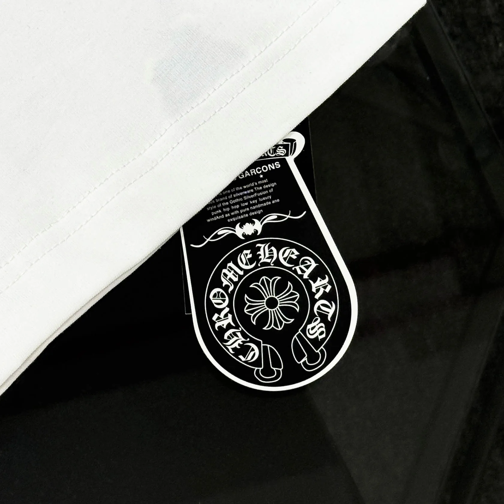 P180 Chrome Hearts Chrome Hearts 25 high version. The fabric is made of 300 grams of high-density cotton. It does not deform or shrink. It has three labels. It is the same style for men and women. Technology: Digital printing. Color: White. Black. SIZE: S-XL.
